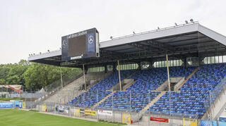 Das Carl-Benz-Stadion kann heute 24 302 Zuschauer aufnehmen. In Betrieb genommen wurde es im Februar 1994.