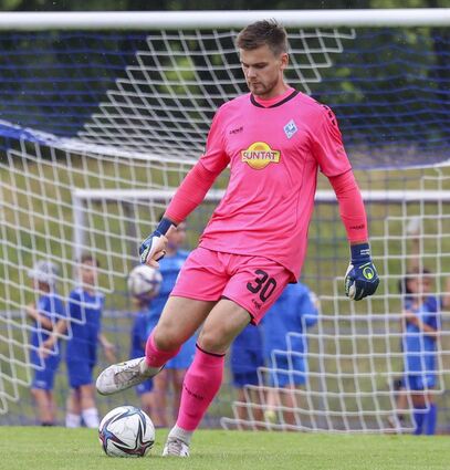 Auch mit dem Ball am Fuß hat SVW-Schlussmann Morten Behrens seine Qualitäten. In der Jugend pendelte der Keeper sogar zwischen Tor und Feld.