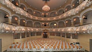 Das NTM feiert im Schwetzinger Schlosstheater die Premiere der Mozart-Oper „Così fan tutte“ – „MM“-Leserinnen und -Leser können dabei sein.