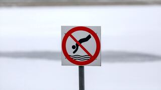 Das Baden im Neckar ist nicht überall erlaubt. Vielerorts, wie in der Nähe von Schleusen, besteht sogar Lebensgefahr.