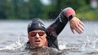 Joseph Heß schwimmt während einer Trainingseinheit in der Elbe. Der Chemnitzer Langstreckenschwimmer ist seit 14 Tagen im Rhein unterwegs.