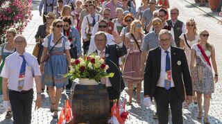 Der Verkehrsverein eröffnet die Feierlichkeiten 2018 mit einem Festzug. Der damalige OB Hansjörg Eger (M.) bringt mit Veranstalter Claus Rehberger (l.) und Verkehrsverein-Vorstand Uwe Wöhlert das Bier zum Anstich.