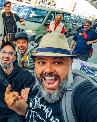 Protagonist Monji El Beji (vorne) und die Filmcrew.