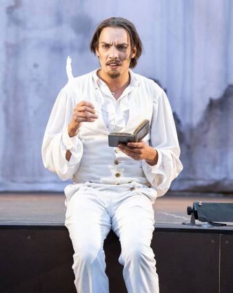 Dichterliebe: Benedict Fellmer im Stück über Shakespeare.