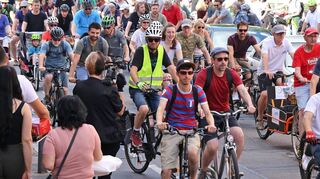 Die Radparade als mobile Demo für die Verkehrswende lockte um die 1000 Mitfahrende an – doppelt so viele, wie die Veranstalter angemeldet hatten.