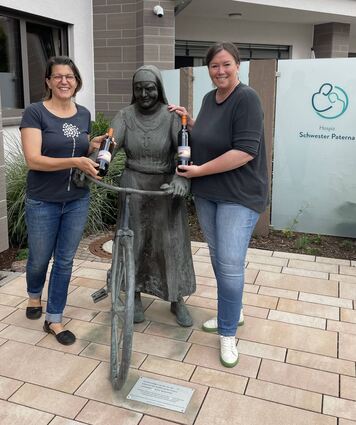 Hospiz-Leiterin Ines Steyrleuthner (l.) und Tina Göhring vom Pfälzer Weingut freuen sich auf die Aktion.