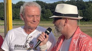 Hans-Peter Briegel (ohne Oberlippenbart) im Gespräch mit Moderator Matz Kastning, zur Frage, wie viele Tore er in seiner Fußballer-Karriere verhindert hat.
