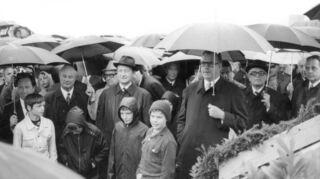 Hinter den Kindern in der ersten Reihe Ludwigshafens Oberbürgermeister Werner Ludwig (v.l.), Bundesverkehrsminister Georg Leber, Ministerpräsident Hans Filbinger und Ministerpräsident Helmut Kohl.