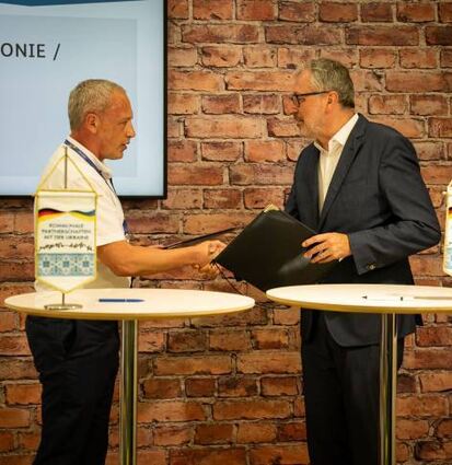 Roman Klichuk (l.) und Peter Kurz bei der Vertragsunterzeichnung.