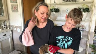 Vorsichtshalber trägt der Pflegeassistent Handschuhe: Gabriele Popp und der elfjährige Julyen versorgen Jungtier Kurt.