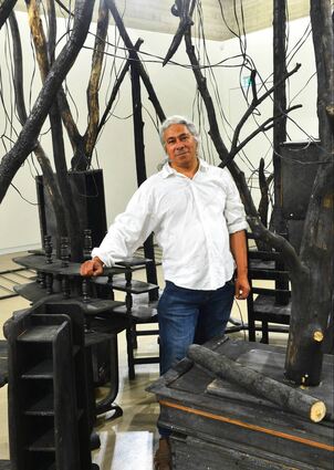 Preisträger Francisco Klinger Carvalho inmitten seiner multimedialen Installation „Amazonia – Symphonie der Erinnerung“ im Port 25, dem „Raum für Gegenwartskunst“ im Mannheimer Stadtteil Jungbusch.