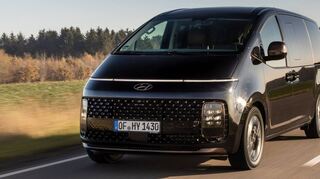 Bronzefarbene Waben zieren den mächtigen Kühlergrill des Staria. Der Hyundai verfügt über große Glasflächen, die für ein noch opulenteres Raumgefühl sorgen.
