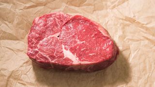 Entrecôte ist saftig: ein Zwischenrippenstück von Fett durchzogen.