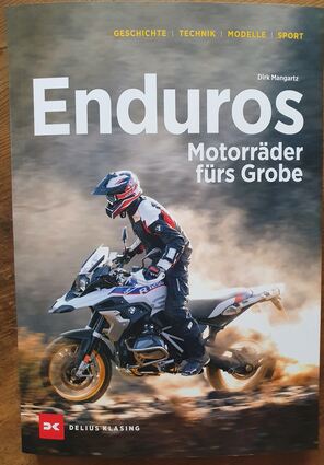 mid Groß-Gerau - Der Autor Dirk Mangartz, der seit einem Vierteljahrhundert als Motorjournalist für verschiedene Verlage tätig ist, führt in diesem Praxisband durch die Geschichte der Enduros.