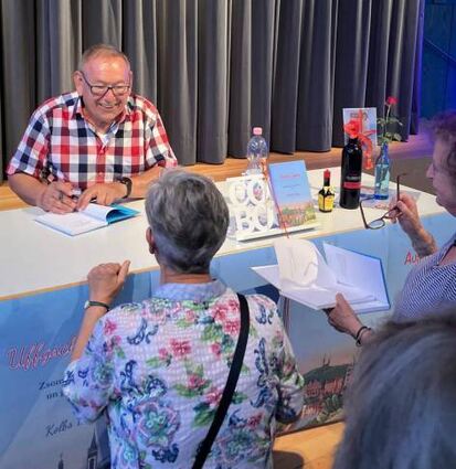Am Ende signierte Dieter Kolb für die Besucher viele Bücher.