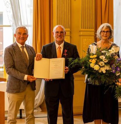 Thomas Strobl (l.) gratuliert Werner Pfisterer (mit Ehefrau Gabriele).