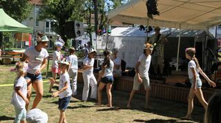 Beim brasilianischen Capoeira machen viele junge Besucher des Stadtteilfests mit.