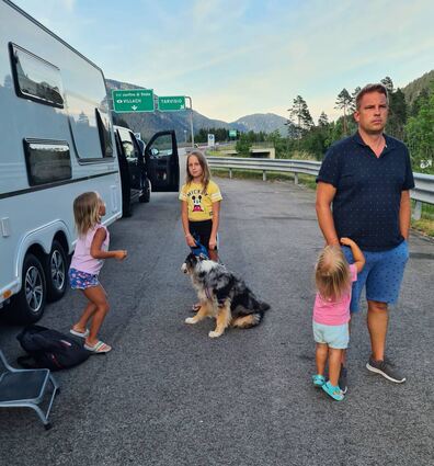 Vergeblich blickt Frank Augustin nach einem Motorschaden seines VW-Busses auf der Autostrada nach dem Pannendienst. Die Familie mit drei kleinen Kindern fühlt sich im Stich gelassen.