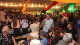 Die Formation Cabrio begeistert das Publikum zum Auftakt des dreitägigen Fests mit Rocksongs und deutschsprachigen Hits.