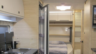 mid Stuttgart - Küche, französisches Bett und Bad im Apero 465 SFB.