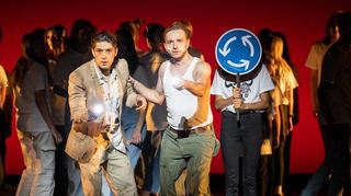 Hochaktuell: „Das Labyrinth“ mit Ipca Ramanovic als Dädalus (li.) und Piotr Gryniewicki als Theseus.