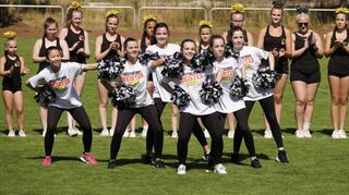 Zum ersten Mal gemeinsam vor Publikum: Die Blue Diamonds Cheerdancer aus Eschborn (im Vordergrund) und die Cheerleader-Teams der Redskins.