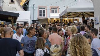 Viel los war beim Straßenfest in den „Heisemer“ Gassen – wie hier in der Mittelgasse und in Teilen der Hauptstraße.