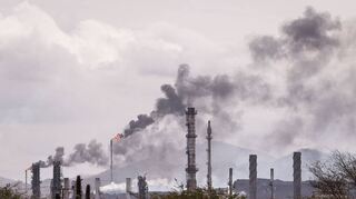Rauch steigt von einem venezolanischen Industriepark für Erdöl und Petrochemie auf. Längst interessiert sich auch der Westen für das Öl des Landes.