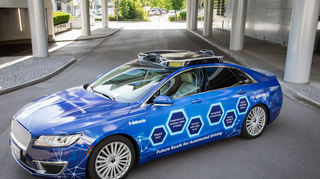 mid Groß-Gerau - Voller Durchblick: Vier Radar-, vier Lidar-Sensoren und 16 Kameras sind im Roof Sensor Module (RSM) von Webasto untergebracht.