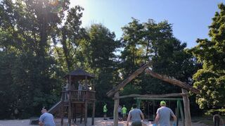 Arbeitseinsatz auf dem Robinson-Spielplatz im Maudacher Bruch: Mitarbeiterinnen und Mitarbeiter von AbbVie erneuern die Anlage.