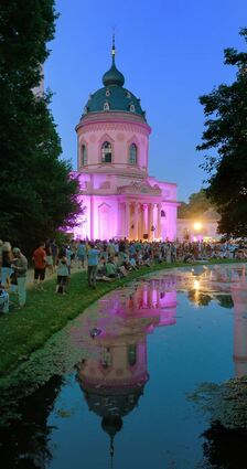 Der komplette Schlosspark und die Gebäude werden ansprechend illuminiert.