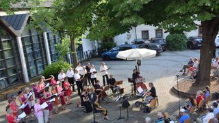 Eine stimmungsvolle „Serenade Unter der Linde“ mit dem Schriesheimer Kammerchor erlebten rund 300 Besucher auf dem unteren Schulhof.