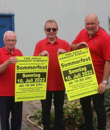 Klaus Haas (v.l.), Rainer Brechtel und Wolfgang Haas mit Plakat.