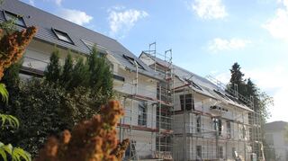 Die Bauarbeiten sind bereits weit fortgeschritten – in der Außenansicht zeugen nur Gerüste davon, dass hier aktuell noch gearbeitet wird.