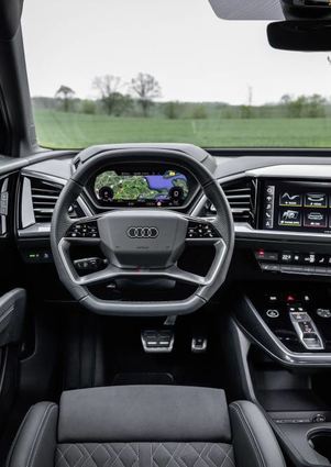 Das Cockpit ist sehr übersichtlich, alle Bedienelemente sind gut zu erreichen.