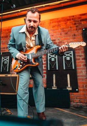 Gringo Mayer tritt auf der Bühne am Franklin Field auf.