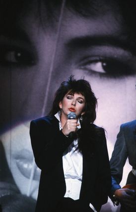 Kate Bush bei einem Auftritt 1985. In diesem Jahr wird auch „Running Up That Hill“ veröffentlicht.