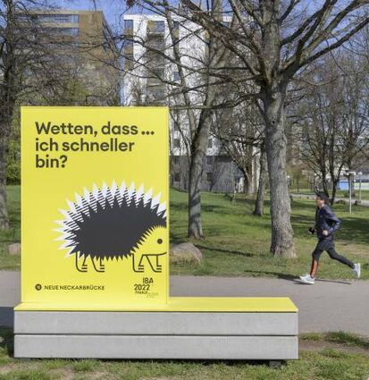 Gelbe Schilder weisen auf die IBA-Projekte hin.