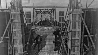 Ein Bild aus dem Jahr 1914: Die Mittelbau-Haupttreppe wurde im Rohbau vor Kriegsausbruch begonnen.
