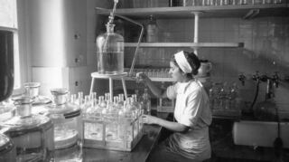 Ein Steril-Raum der Klinikapotheke anno 1951: Damals wurden noch viele Tinkturen wie Pharmaprodukte selbst hergestellt.