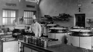In dieser Großküche wurde ab 1922 gekocht. Damals war als zweites Frühstück noch eine kräftigende Fleischbrühe üblich.