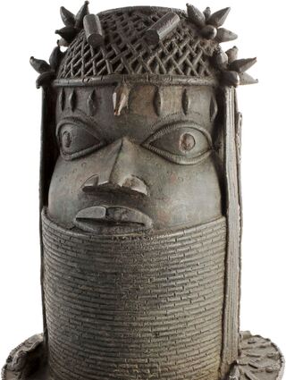 Gedenkkopf eines Oba (Königs). Königtum Benin, Nigeria, 17./18. Jahrhundert, Gelbguss, Höhe 33 cm.