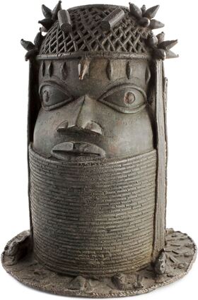 Gedenkkopf eines Oba (Königs). Königtum Benin, Nigeria, 17./18. Jahrhundert, Gelbguss, Höhe 33 cm.