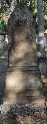 Der völlige Zerfall droht: das Grabmal des Rabbiners Lippmann Lindmann auf dem Jüdischen Friedhof.