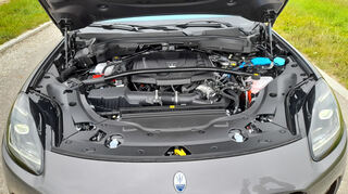 mid München - Solide Sache: Den Vorbau stützt eine Domstrebe über dem Mildhybrid-Benziner.