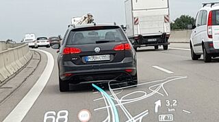 mid München - Das Head-up-Display des Grecale zeigt neben dem Tempo auch die Navi-Hinweise an.