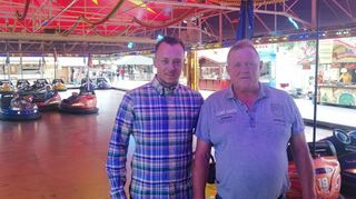 Zwei Generationen aus einer Schaustellerfamilie mit langer Tradition stehen mitten in ihrem Gewerbe: Dominik (v. l.) und Thomas Roßkopf.