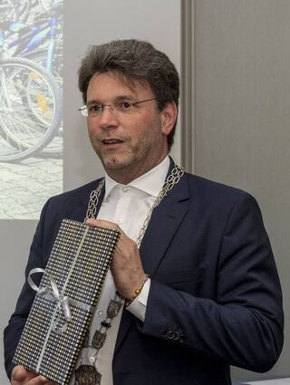 Von Bürgermeister Christoph Glogger bekam der König ein Geschenk.