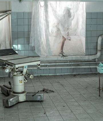 In der „Schwesterstaat“ befasst sich das Theaterkollektiv Rampig in der ehemaligen St. Hedwig-Geburtshilfeklinik mit dem Thema Abtreibung.