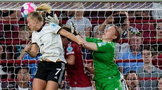 Der Treffer zum 2:0: Lea Schüller steigt am höchsten, die dänische Torfrau Lene Christensen (r.) verschätzt sich.